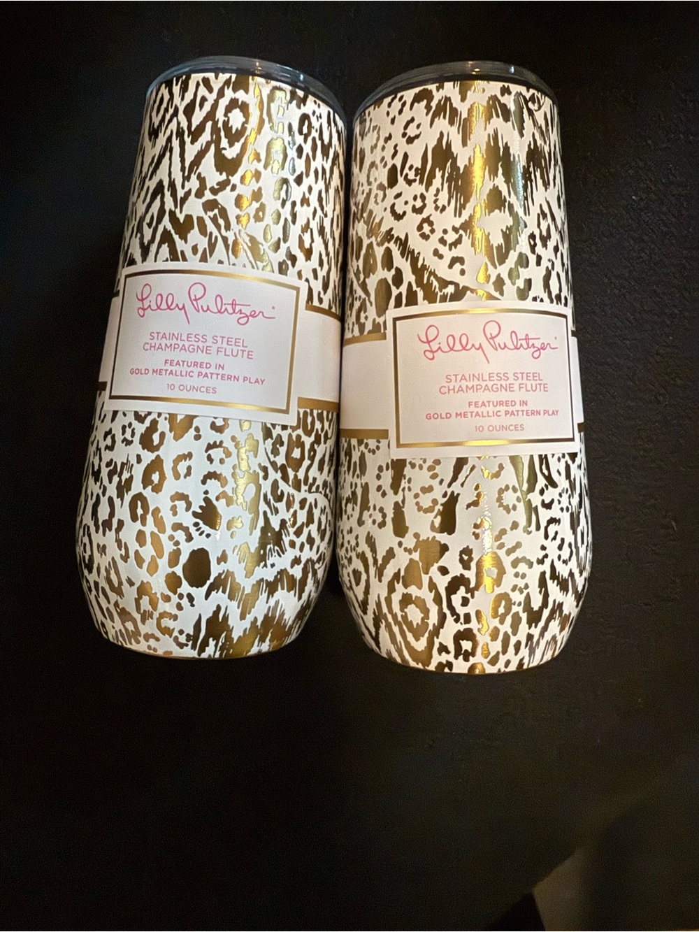 2 NWT champagne flutes with lids.